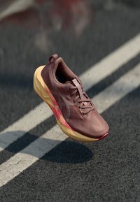 ASICS - NOVABLAST 5 - Zapatillas running asfalto - rubble red/fawn Imagen en miniatura 1