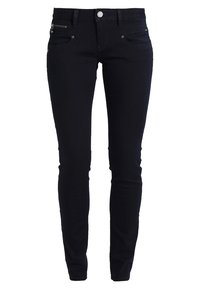 Vaqueros skinny de mezclilla negra con una textura suave, que cuentan con cierre frontal de cremallera y botón, cinco bolsillos y detalles de costura sutiles.