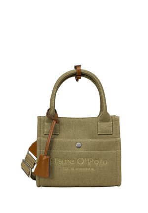 Kleine khakifarbene Canvas-Handtasche mit braunem Lederriemen und Griff, silbernem Knopf und Marc O'Polo-Logo, das vorne geprägt ist.