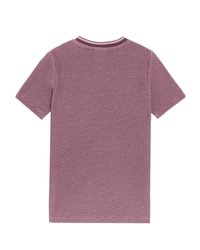 Korte mouwen, maroon T-shirt met een gestructureerd oppervlak en een contrasterende roze geribbelde ronde hals; eenvoudig, effen ontwerp.