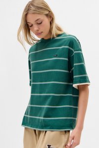 Grünes T-Shirt mit kurzen Ärmeln, weißen horizontalen Streifen, rundem Ausschnitt und einem kleinen Logopatch. Der Stoff scheint weich zu sein und hat eine lockere Passform.