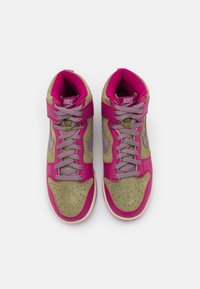 Höga sneakers med rosa läder och olivgrönt mocka, grå detaljer, mesh-språng, perforerad tåhätta och remstängning.