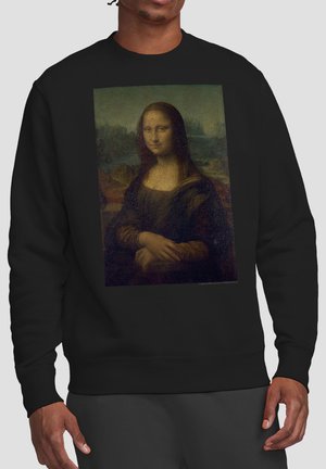 Person wearing a black sweatshirt with Leonardo da Vinci's Mona Lisa portrait printed on the front.