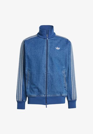 Modrá džínová bunda na zip s vysokým límcem, bílým logem na hrudi a kontrastními vertikálními pruhy podél rukávů.