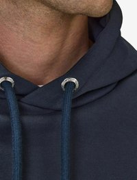 Marinblå hoodie med krage, silverdetaljer och mörkblå dragsko, med en slät textur och minimalistisk design.