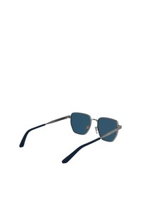 Occhiali da sole con montatura in metallo e lenti quadrate, lenti di colore blu, aste blu scuro e dettagli in metallo testurizzato sulla montatura.