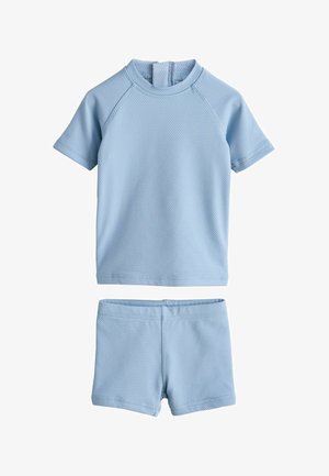 Lyseblåt badetøjssæt med en kortærmet tekstureret top og matchende shorts. Har en rund halsudskæring og brede ærmegab for komfort.