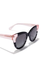 Ochelari de soare supradimensionați, negri și roz transparent, cu un cadru gros și lentile închise; au margini unghiulare și temple transparente.