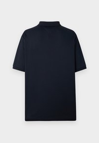 Marineblå kortermet polo med myk stoff; har klassisk krage og rett kant uten synlige logoer eller mønstre.