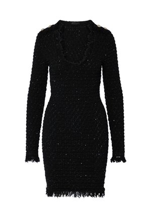 Robe en maille noire texturée à manches longues, col profond, bords frangés et boutons dorés sur les détails aux épaules.