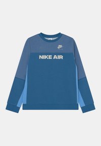 Blå sweatshirt med långa ärmar, med en färgblockdesign i mörk och ljusblått, framträdande "NIKE AIR"-text i vitt och logotypdetaljer.