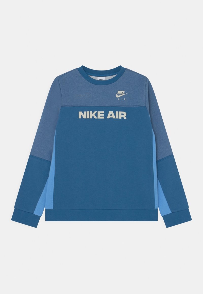 Sweatshirt bleu à manches longues, avec un design coloré en bleu foncé et clair, avec le texte "NIKE AIR" en blanc bien en vue et des accents de logo.