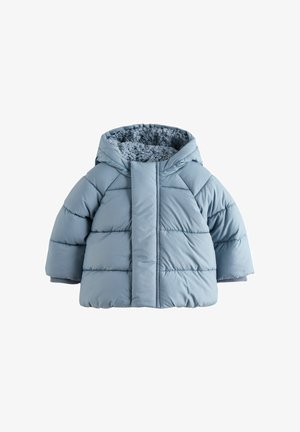 Gaiši zila pūkaina jaka ar kapuci, ar mīkstu šerpas oderi, horizontālu quiltēšanas dizainu un elastīgām piedurknēm.