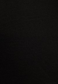Tejido negro con canalé y una textura suave, que presenta un patrón uniforme de líneas verticales, adecuado para diversas aplicaciones de prendas.