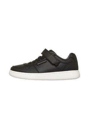 Zapatilla negra con paneles laterales perforados, tira de velcro sobre los cordones, suela blanca y logotipo de Skechers en el lateral.