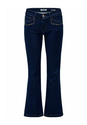 Jeans de mezclilla azul oscuro con corte acampanado y cintura de talle medio, con detalles en hardware dorado y tachuelas decorativas en los bolsillos delanteros.