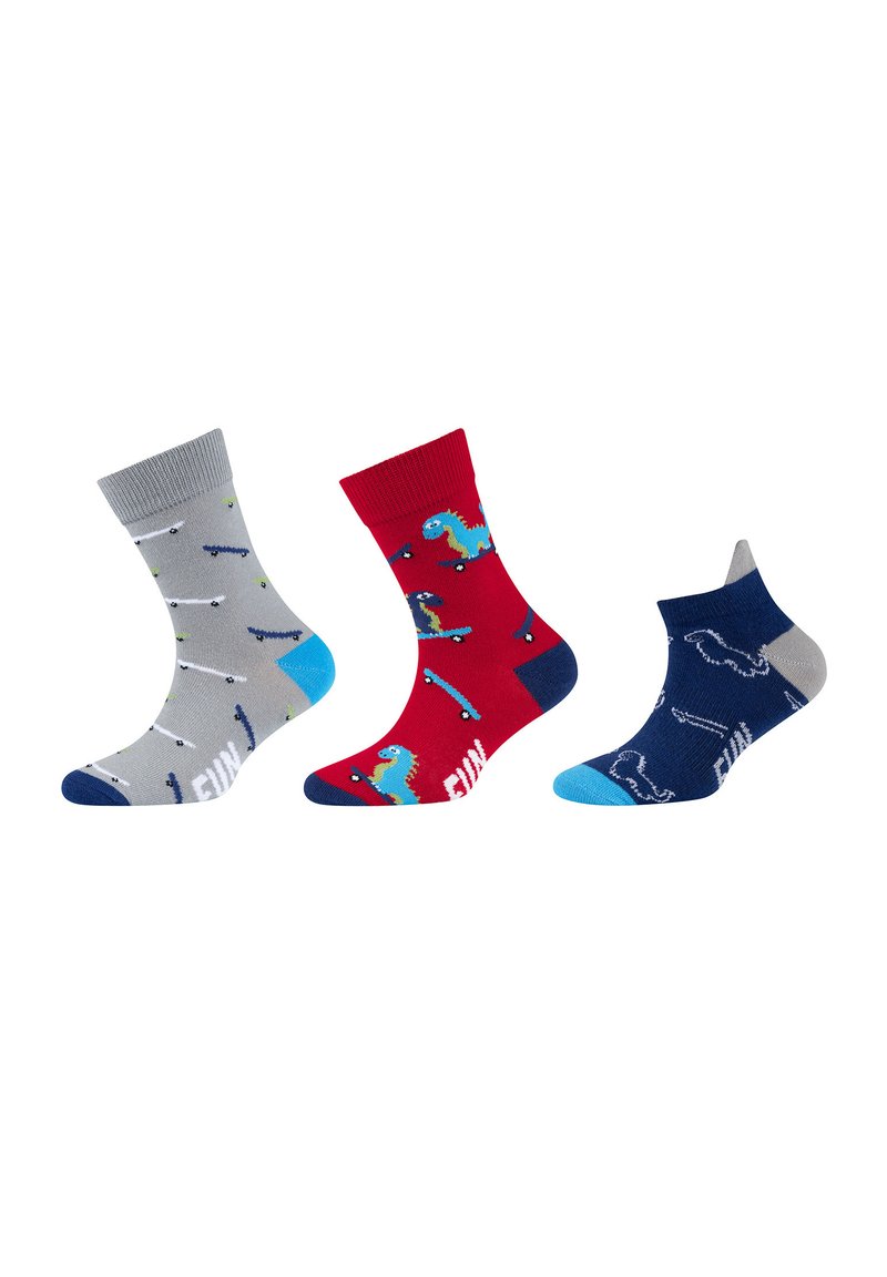 Tre paia di calzini: grigi con accenti e motivi blu, rossi con un design di dinosauro e blu navy con accenti leggeri e grafiche azzurre.