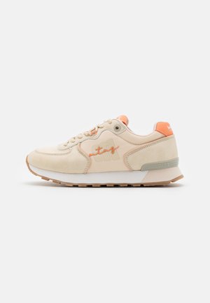 Baskets de sport beiges avec un dessus en daim et mesh, accents orange, devant à lacets et semelle en caoutchouc. Présente un détail de logo sur le côté.
