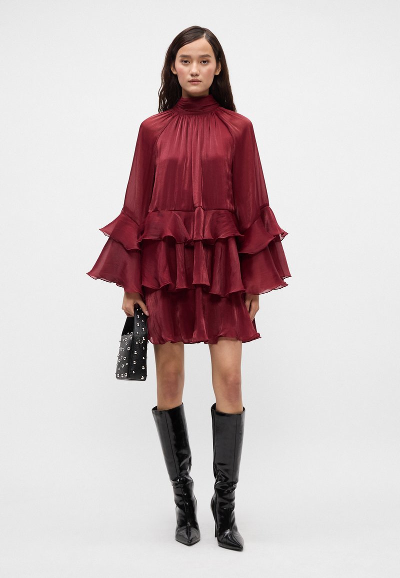 Gina Tricot FLOWY FRILL MINI DRESS - Cocktailkjole - burgundy/mrkerd -  Zalando.no