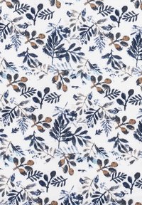 Blumenstoff mit weißem Hintergrund, dunkle blaue und taupefarbene Blätter sowie kleine braune Beeren, die ein verstreutes Muster bilden.