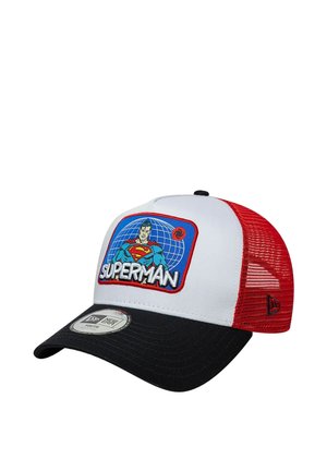 Casquette trucker en mesh blanc et rouge avec une visière noire, ornée d'un patch Superman avec logo et illustration du personnage sur la face avant.