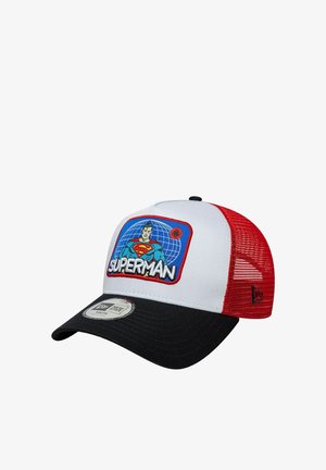 Biała i czerwona siateczkowa czapka trucker z czarnym daszkiem, z naszywką Supermana z logo i ilustracją postaci na przednim panelu.