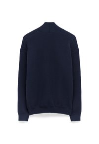 Mörkblå stickad tröja med hög krage, texturerat tyg, raglanärmar och ribbade muddarna och nederkant. Visad bakifrån.