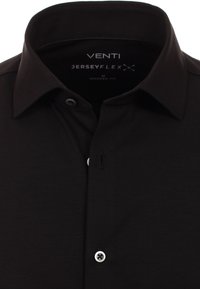 Zwarte moderne fit shirt met een button-down kraag, gemaakt van gladde jersey stof. Bevat een enkele witte knop en strakke stiksels.