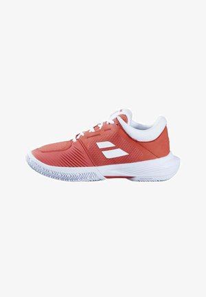 Chaussure de sport rouge avec une tige texturée, des accents blancs et une semelle rembourrée. Dispose d'une semelle extérieure en caoutchouc à motif pour une meilleure adhérence.