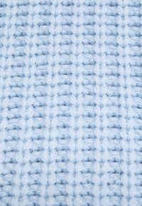 Tissu tricoté bleu clair avec un motif texturé de points verticaux et horizontaux en relief formant un motif en grille.