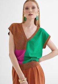 Wielokolorowa bluzka z brązowymi, zielonymi i różowymi sekcjami, z dekoltem w serek i krótkimi rękawami, wykonana z teksturowanej, błyszczącej tkaniny.
