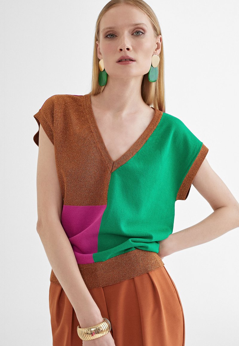 Wielokolorowa bluzka z brązowymi, zielonymi i różowymi sekcjami, z dekoltem w serek i krótkimi rękawami, wykonana z teksturowanej, błyszczącej tkaniny.