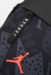 Jordan JAN AIRBORNE HIP UNISEX - Geantă crossbody - black