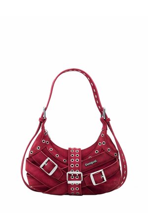 Raudona suede rankinė su sidabriniais sagties detalėmis, akytomis akcentais ir Desigual logotipu priekyje, su reguliuojamu peties diržu.