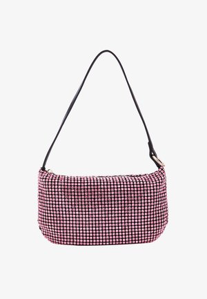 Czarna i różowa torebka ozdobiona dżetami, o zaokrąglonym kształcie, gładkiej teksturze i pojedynczym czarnym pasku na ramię. Srebrne akcenty metalowe.