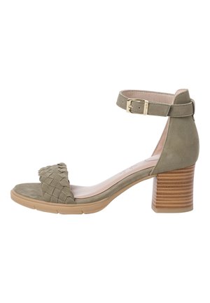 Olijf groene suède sleehak sandaal met een gevlochten bovenwerk, open teen, enkelbandje en een gestapelde houten-look hak. Gladde binnenvoering.