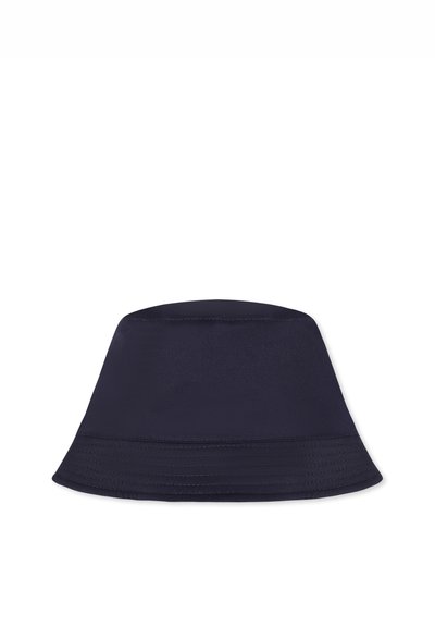 Cappello a secchiello blu navy realizzato in un tessuto liscio e leggero, con una visiera ampia e inclinata verso il basso e dettagli di cucitura minimi.
