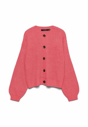 Cardigan texturé rose vif avec un col rond, une fermeture boutonnée sur le devant, et des manches surdimensionnées, présentant des boutons ronds foncés le long de la patte de boutonnage.