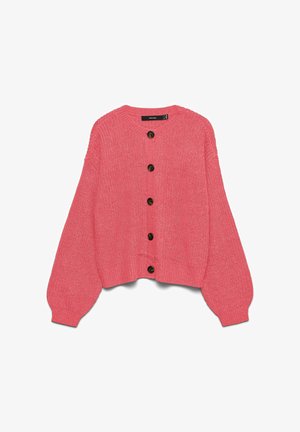 Cárdigan texturizado de color rosa brillante con cuello redondo, cierre frontal con botones y mangas oversize, con botones redondos oscuros a lo largo de la tapeta.