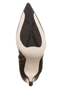 Scarpa con tacco alto in pelle nera con punta a punta, texture liscia e suola di colore chiaro, con logo e numero taglia in rilievo.