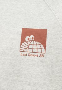 Καρτούν χέρι με μάτια που κοιτούν πάνω από έναν χάρτη μέσα σε ένα τετράγωνο, με το κείμενο "Last Resort AB" από κάτω σε ανοιχτό ύφασμα.