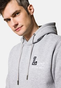 Szara bawełniana bluza z kapturem, z regulowanym kapturem, haftowanym logo "L" oraz napisem "COLLEGE DEPT" w kontrastowym kolorze.