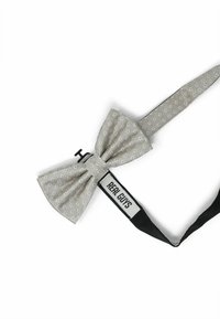 Grau gemusterte Fliege aus strukturiertem Stoff, mit einem schwarzen Band, auf dem "REAL GUYS" in Weiß gedruckt ist. Verstellbares Design für die Passform.