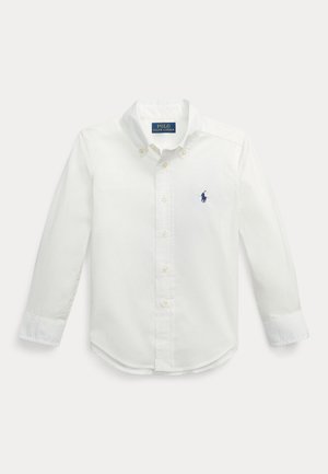 Chemise blanche à manches longues, boutonnée, avec un col boutonné et un logo bleu marine représentant un joueur de polo sur la poitrine.