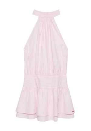 Lyserød halterneck-kjole med rynket talje og lagdelt flæsekant, med subtile lodrette striber og en lille rød logo nær bunden.