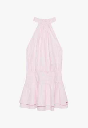 Lyserød halterneck-kjole med rynket talje og lagdelt flæsekant, med subtile lodrette striber og en lille rød logo nær bunden.