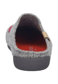 Grå slip-on sko med rund bag, rød indersål og en lille tan accentrem. Sålen er sort og tekstureret for godt greb.