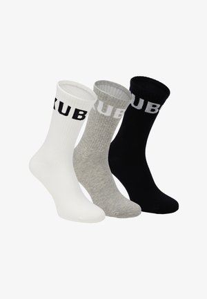 Trzy pary skarpet załogowych w kolorach białym, szarym i czarnym, z prążkowaną teksturą i odważnym napisem "KUB" na każdym mankiecie.