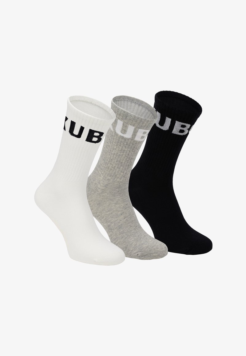 Trzy pary skarpet załogowych w kolorach białym, szarym i czarnym, z prążkowaną teksturą i odważnym napisem "KUB" na każdym mankiecie.