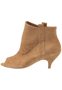 Peep-toe ankelstøvle i tan ruskind, med en bølgeformet detalje på siden og en slank 6.5 cm hæl for ekstra højde.